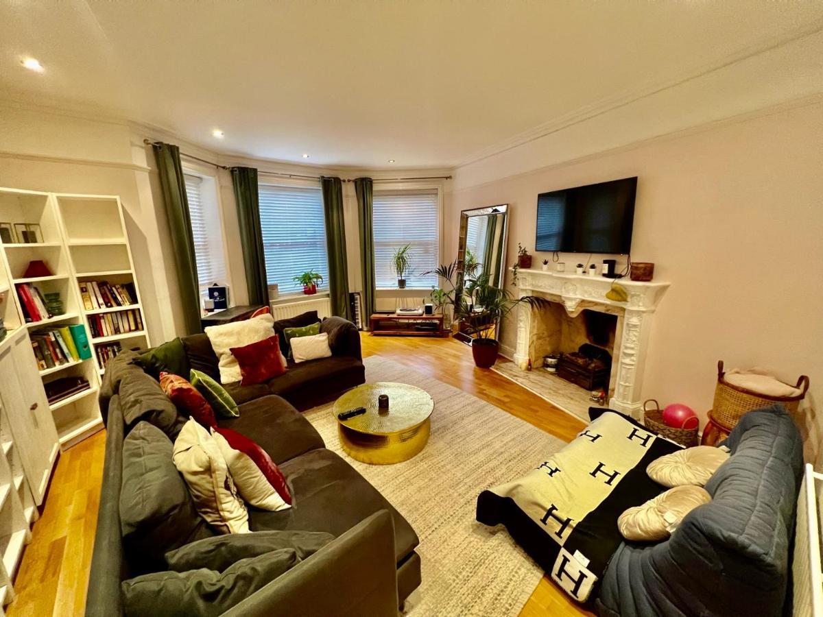 Spacious Flat With Huge Patio In * Londra